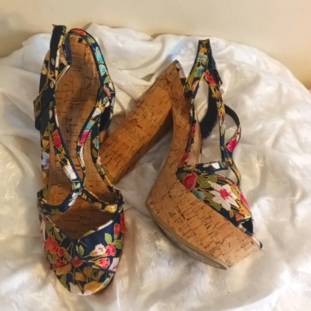 Chinese Laundry blue floral cork platform shoes size 9